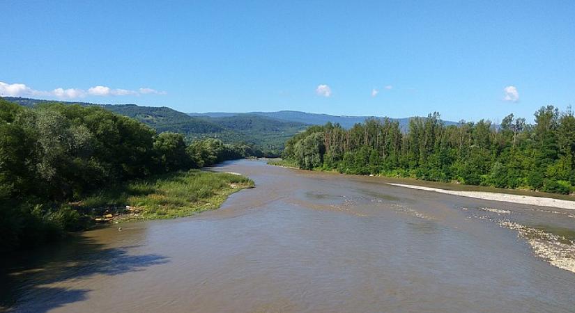 Ukrajna gondja a Tiszával: hajsza a külföldre szökő férfiak után