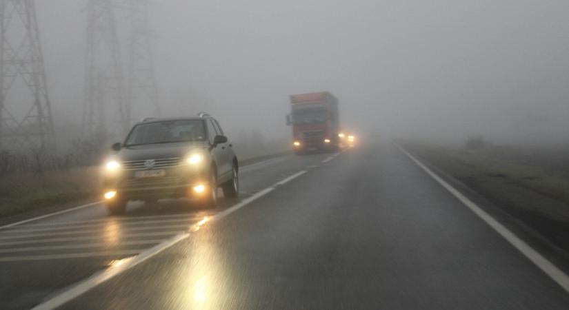 Jelentősen romlanak a látási viszonyok, hét vármegyében figyelmeztetés érvényes