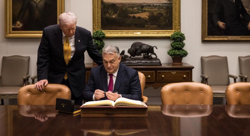 Karkötővel üzent Orbán Viktor