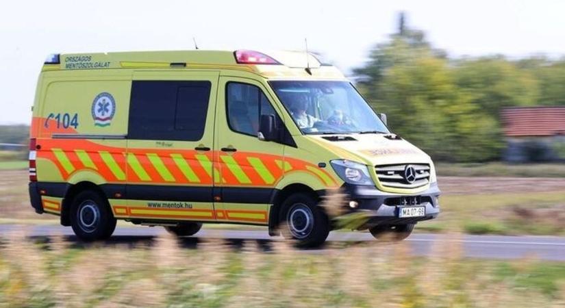 Szalagkorlátot szakított egy autó Eger mellett