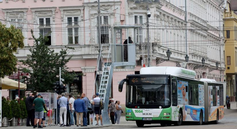 Megvan a miskolci Hamupipőke? – Titokzatos ezüst szandál bukkant fel a város egy forgalmas pontján