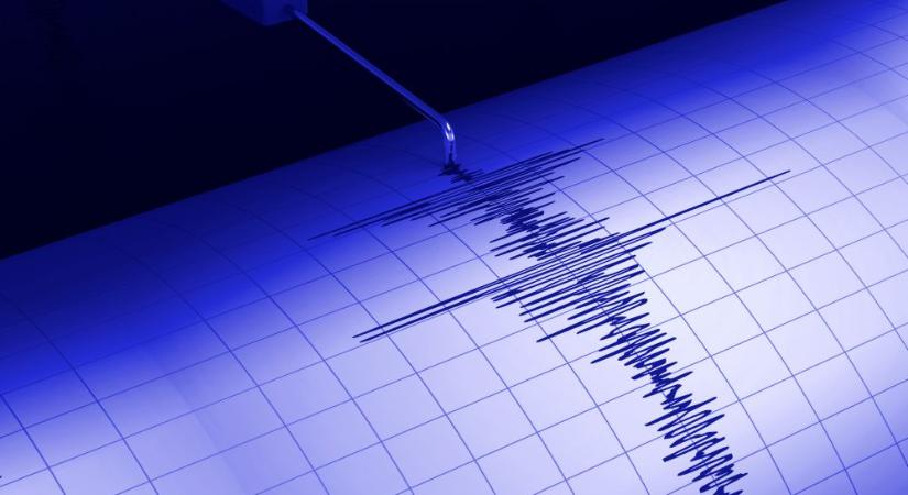 Földrengés és cunamiriadó Japánban