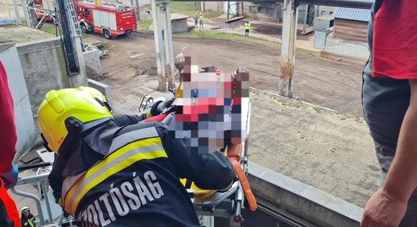 Extrém mentés Ajkán: nyolc méter magasan feküdt a súlyosan sérült munkás