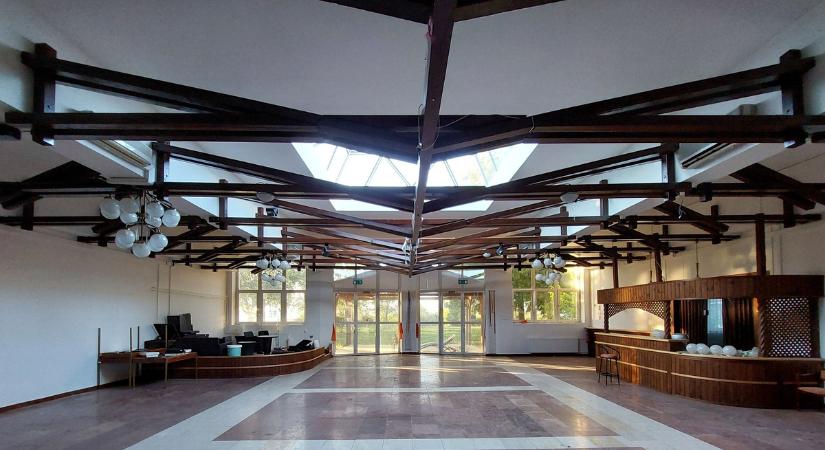 Hihetetlen: Jakuzzi, sóbarlang, és még orvosi szoba is van az elhagyatott Balaton-parti hotelban - Képek