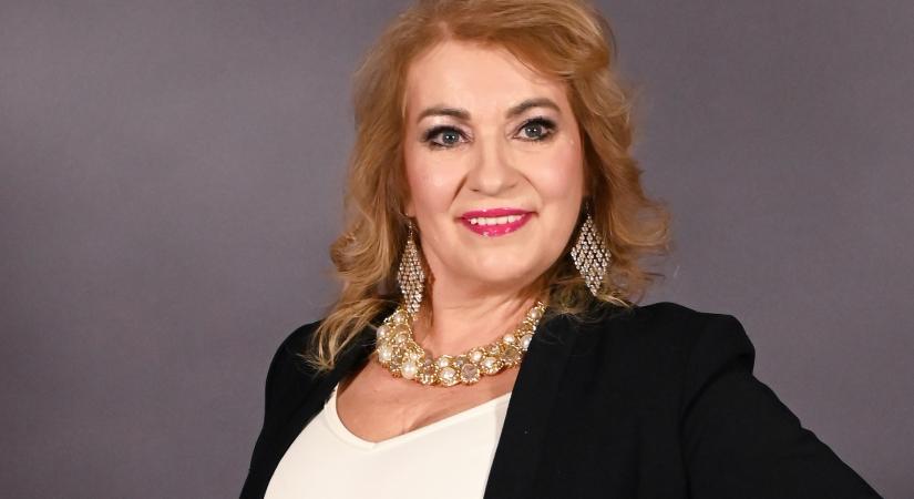 Kígyózó sorok álltak Kiszel Tünde jubileumi naptáráért: íme az első fotó a 2026-os kiadványból!