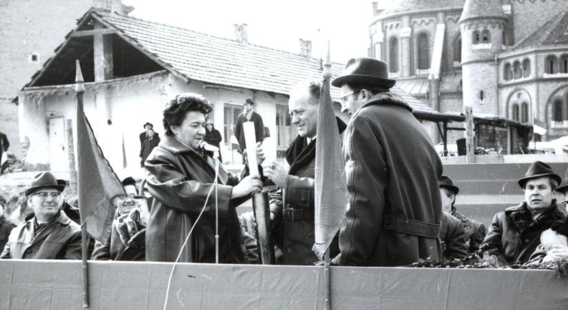 Ötven éve adták a megyei könyvtár épületét – nézegessen régi fotókat!