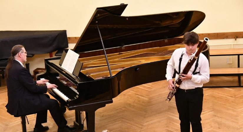 Mesterkurzust tartott a zongoraművész a kaposvári iskolában