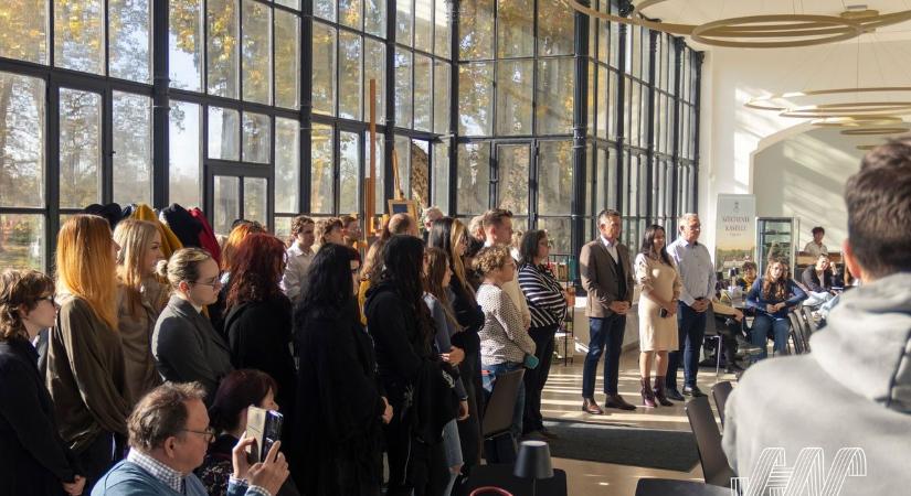 A művészet köti össze a generációkat a legnagyobb magyar kastélyában