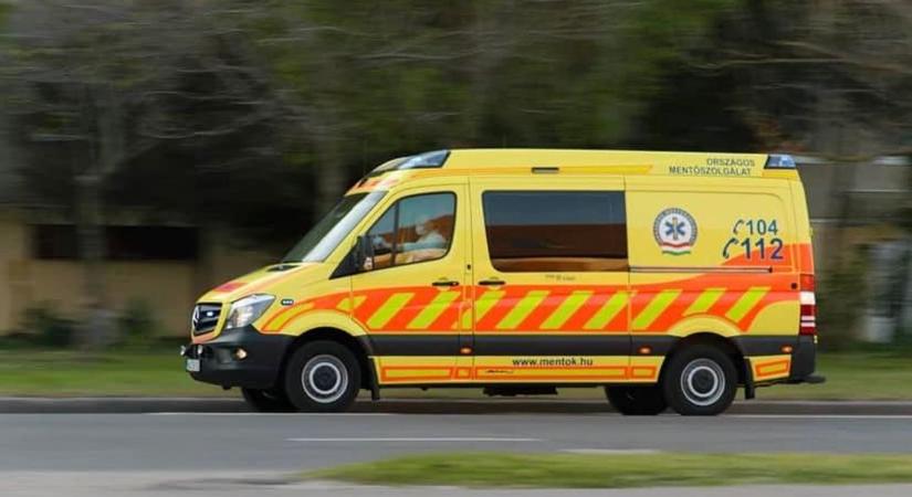 Árokba borult autóhoz riasztották a mentőket a 8-as főúton