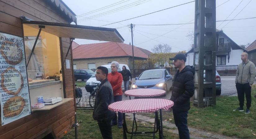 Lángos büfé nyílt Szihalmon, a fokhagymás ízesítést szinte senki sem hagyná ki