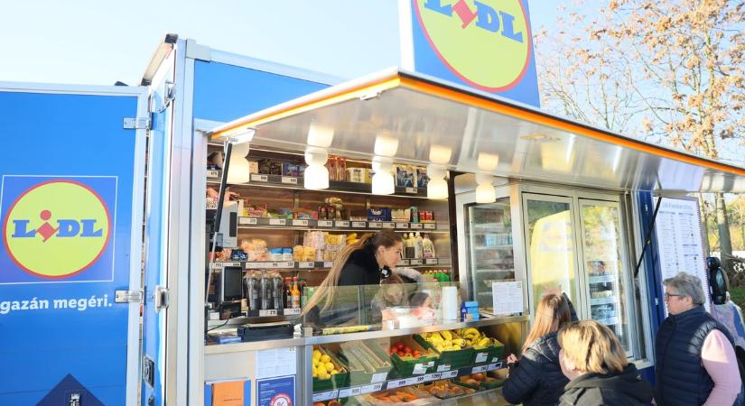 A Lidl mozgóboltja Szabolcsba is megérkezett – megnéztük, hogy fogadták a helyiek (fotók és videó)