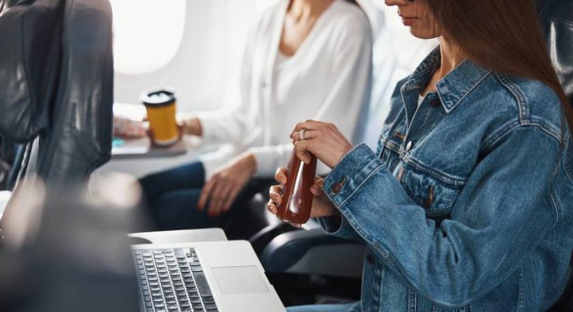 Ezért isznak sokan paradicsomlevet a repülőn - Meglepő a magyarázat