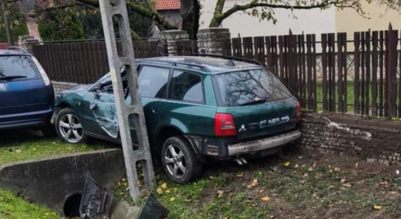 Szorult helyzetbe került egy balesetet szenvedett autó Pápán
