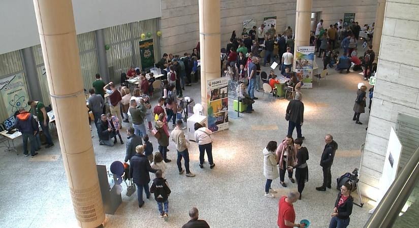 Pókrobot, robotkutya: tudományos családi napot rendeztek a Kölcsey Központban – videóval