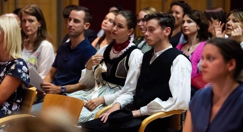 Ausztráliában, Új-Zélandon, Dél-Afrikában segíthet a magyar közösségeknek