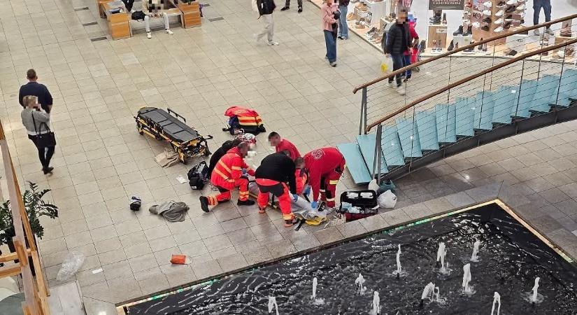 Jelenleg az intenzíven kezelik – ilyen most a debreceni Fórumban balesetet szenvedett férfi állapota