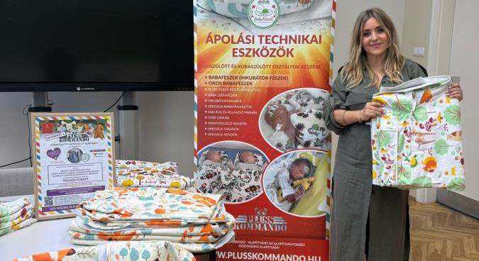 Textilbe varrt ölelések: a Plüss Kommandó babafészkei és ölelő kezei az anyaméh biztonságát idézik fel a koraszülött és a kórházban hagyott babák számára