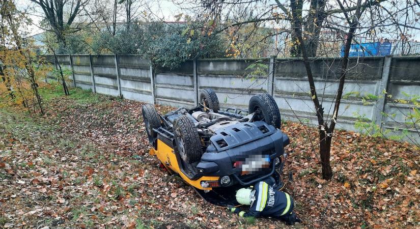Két emberrel zuhant az árokba egy autó – drámai percek a 338-as úton! (fotókkal)