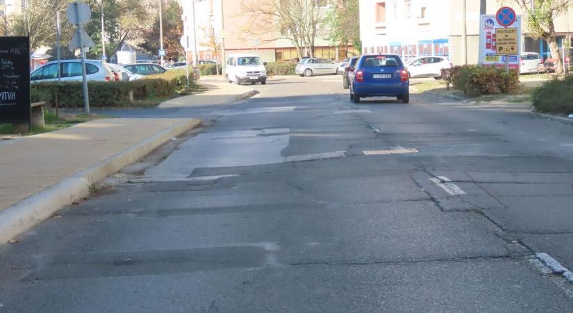 Felújítják az Oldalkosár utcát, de keskenyebb lesz, mint volt – videóval