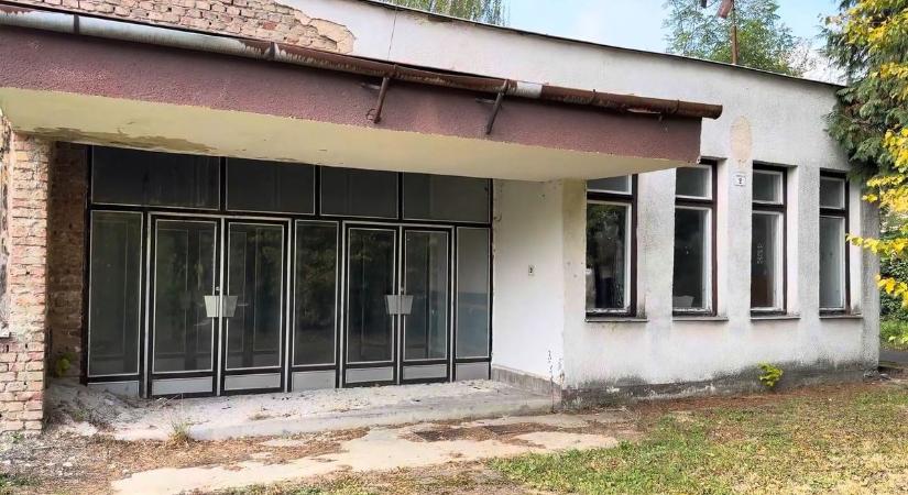 Üres folyosók, kézilabdakapu az osztályteremben – elkeserítő látványt nyújt az elhagyott iskola Somogyban