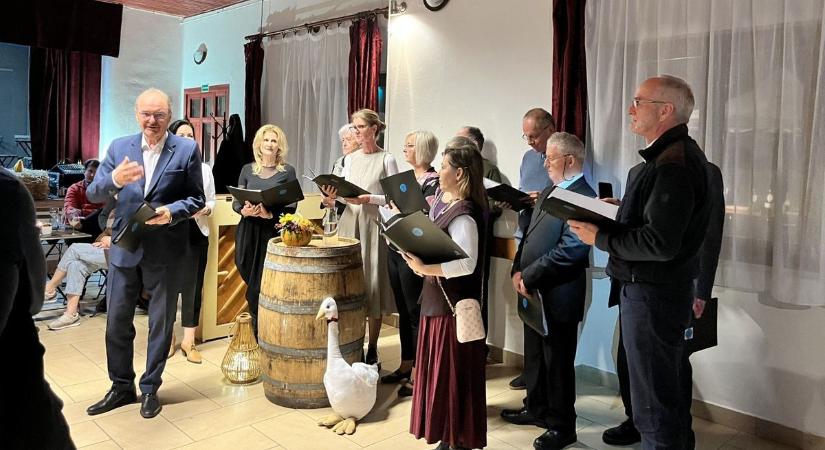 Ének, bor és hagyomány – Márton-napi újbormustra Szentbékkállán (videó)