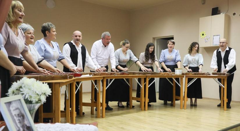 Meglepetés produkció a citerazenekar születésnapján - fotók, videó