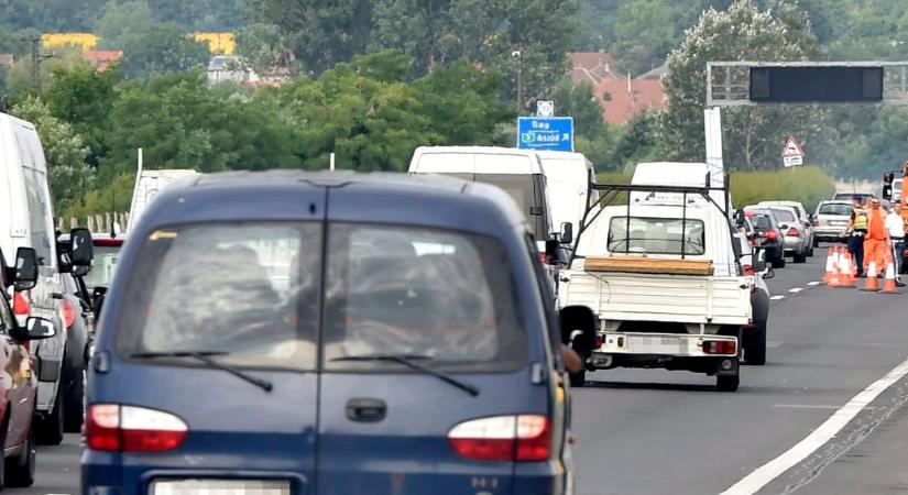 Jönnek a nagy dugók: egyszerre zárnak le sávokat az M5-ösön és az M0-son is