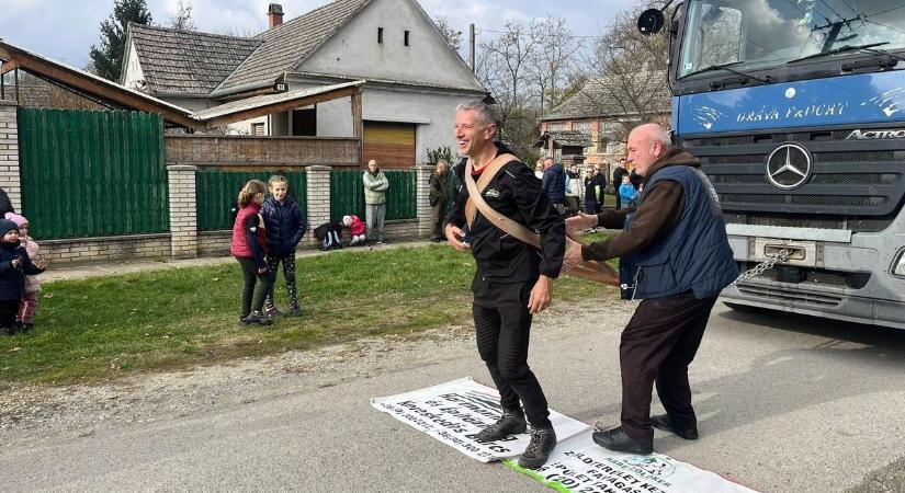 Dombnak felfelé vonszolták lépésről lépésre a kamiont – elképesztő, mi történt Vízváron