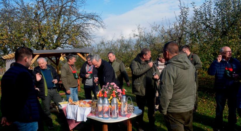Kinyitották a pincéket: bárki belekóstolhatott a zamatos borokba Böhönyén