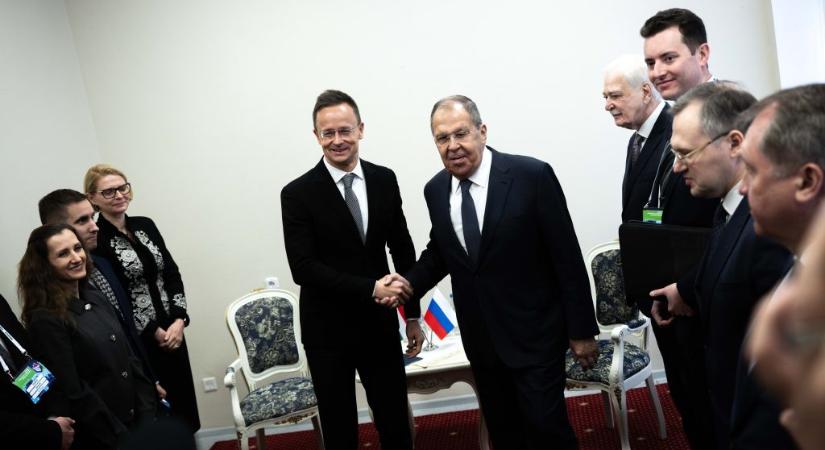 Lavrov: Rablásnak tekintenénk, ha az uniós országok Kijevnek adnák a befagyasztott orosz pénzeket