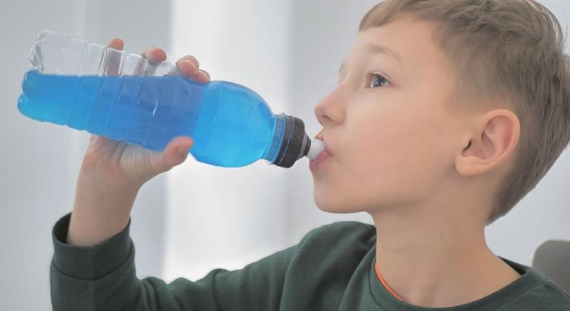 Hiába tiltották be, a tinik tovább isszák: a szívük egészségével játszanak a fiatalok és ez már nem vicces