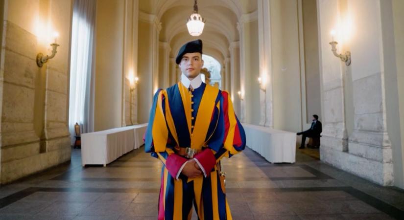 Színes egyenruha, pókerarc: mit csinál egy svájci gárdista?