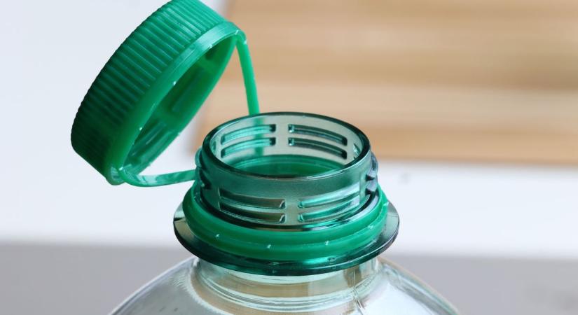 Készülj! A lecsavarhatatlan kupakok után ismét változnak a PET-palackok