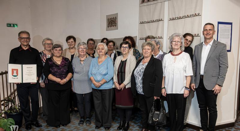 Kreatív csodák címmel nyílt meg a Kézműves Kör jubileumi tárlata a sárvári könyvtárban