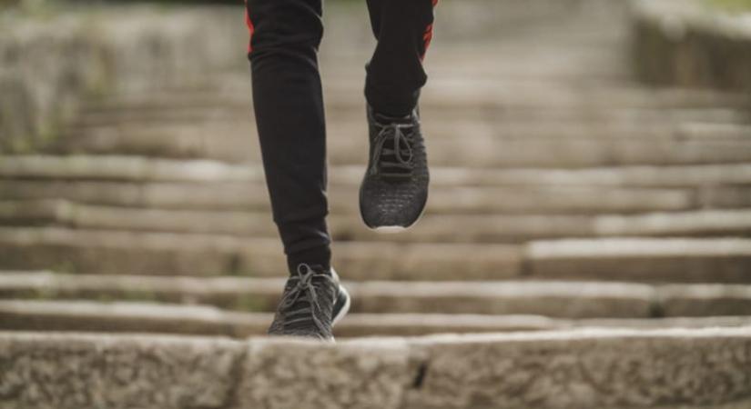 Lezuhant egy szikláról egy futó a Vértesben