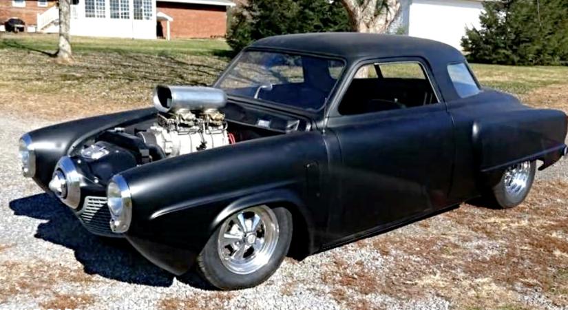 Épp ez a gigantikus kompresszor kellett erre az ’51-es Studebakerre