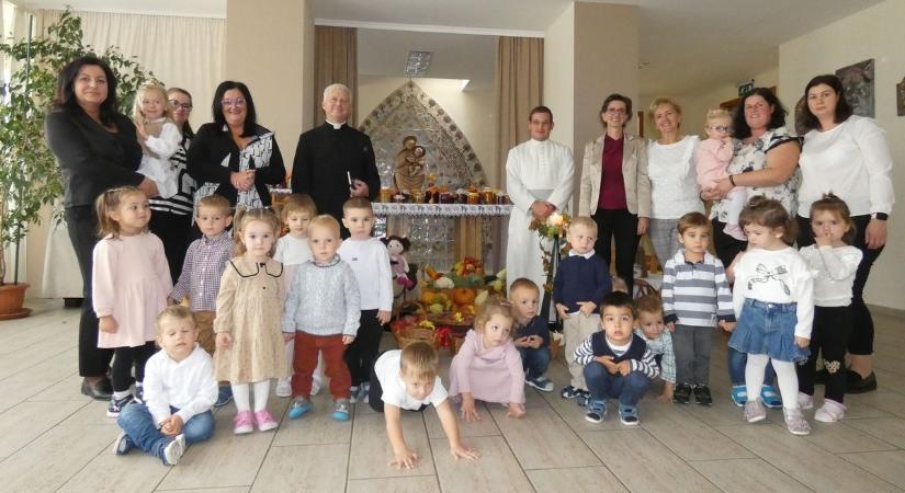 A csornai katolikus óvoda közössége együtt adott hálát Istennek a jó termésért - fotók