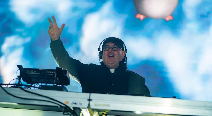 Több mint 25 ezer keresztény ünnepelt fényjátékkal és DJ-vel, a pápa is köszöntötte a résztvevőket (FOTÓK)