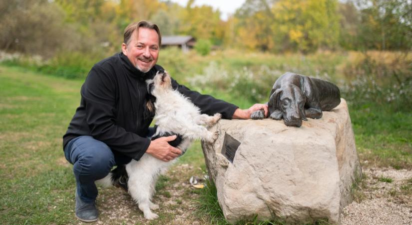 Lezsák Sándor igencsak meglepődött, milyen szobrot leplezett le