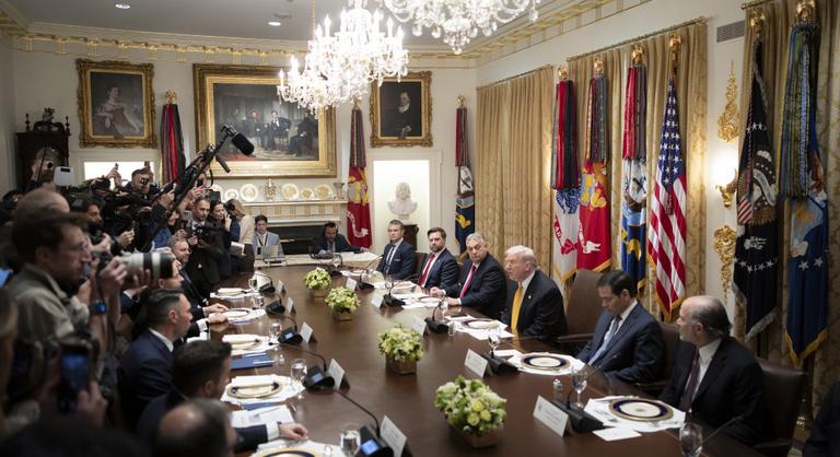 Magyar Péter szerint mentőcsomagért, Orbán Viktor szerint védőpajzsért ment Amerikába – miről tárgyaltak valójában?