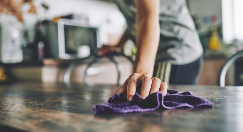 A japán nők titka a pormentes otthonhoz: csak egy kupaknyi kell ebből a vízbe
