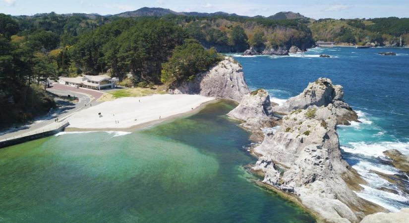 Erős földrengés rázta meg Japán északkeleti részét, cunamiriadót is kiadtak