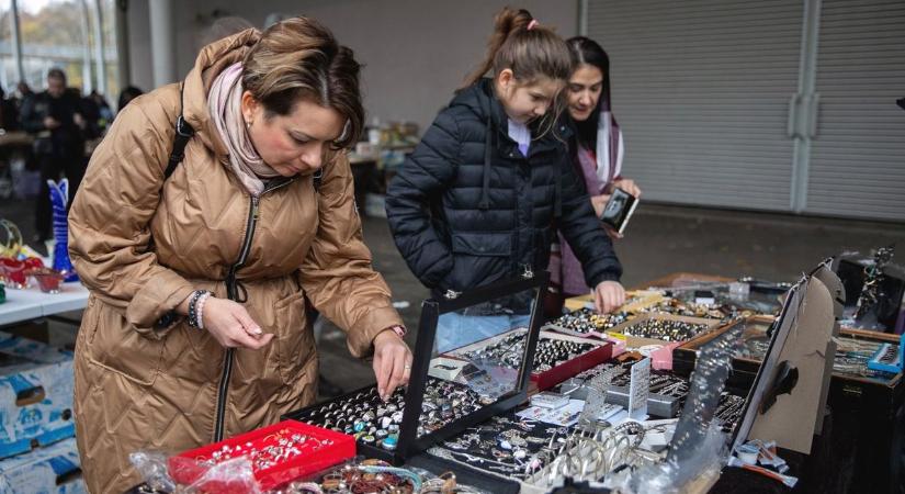 A hideg sem szegte kedvét a debreceni régiségvásár látogatóinak – fotókkal, videóval