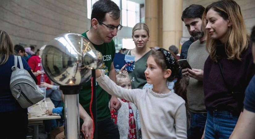 Játékba csomagolva ismerkedhettek a tudománnyal a debreceni gyerekek – fotókkal, videóval