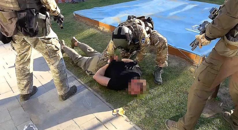 Körözés alatt állt a 15. kerületi óvodába késsel berontó férfi, kábítószert és szamurájkardot is találtak nála