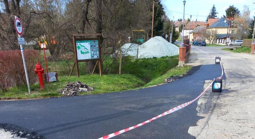 Aszfaltoznak jövő héten a vasi faluban: ne parkoljanak az út szélén