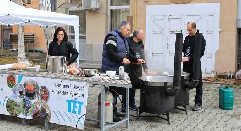 A Márton-napi termelői piacon egy tányér babgulyás is járt a látogatóknak (képgalériával)