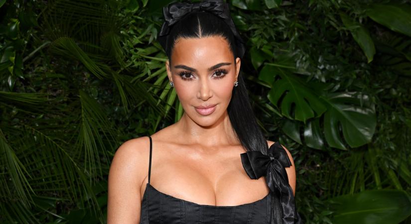 Úgy bukdácsol Kim Kardashian a jogi egyetemen, mintha tűsarkúban mászna hegyet