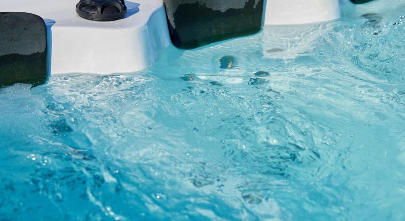 Felháborító jelenet – a vendégek előtt áztatta az ágyneműt a jakuzziban egy szállodai dolgozó