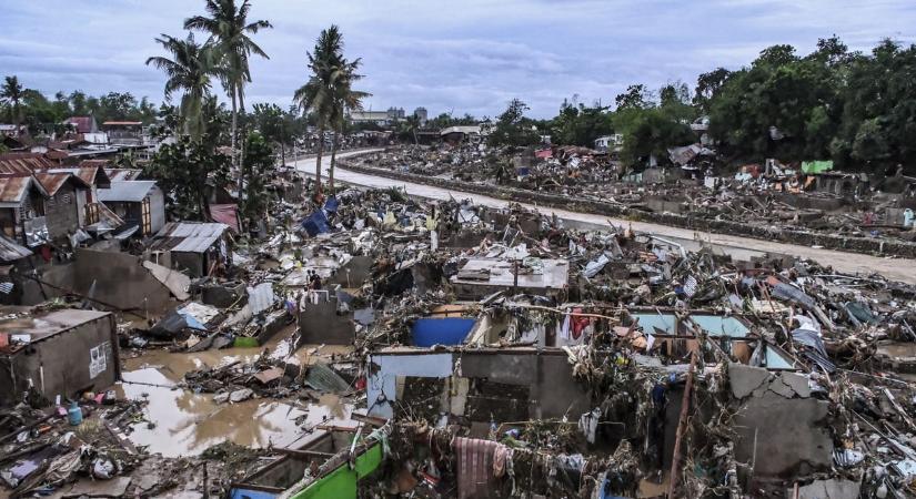 Videón a szupertájfun, ami miatt csaknem egymillió embert telepítettek ki a Fülöp-szigeteken